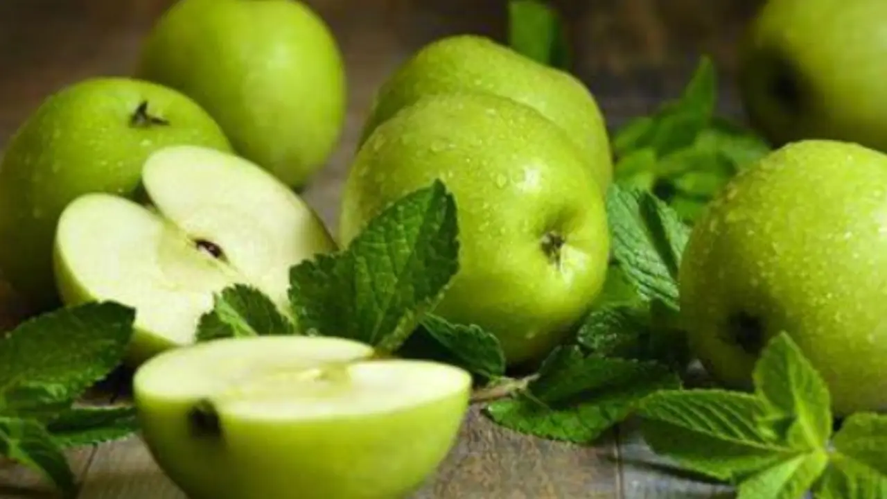 Scopri il metodo naturale per mantenere freschi mele e carote più a lungo nel frigo