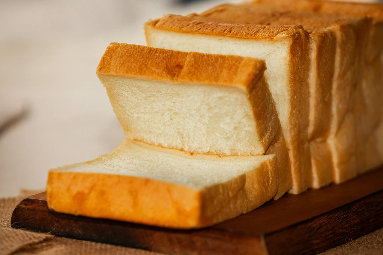Mai combinare pane bianco e questi alimenti: aumentano il rischio di gonfiore notturno Mai combinare pane bianco e questi alimenti: aumentano il rischio di gonfiore notturno