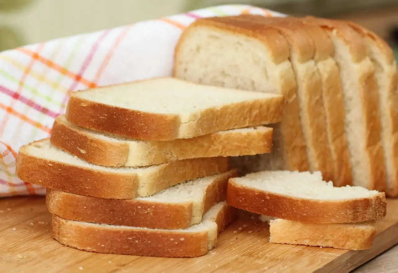 Mai combinare pane bianco e questi alimenti: aumentano il rischio di gonfiore notturno Mai combinare pane bianco e questi alimenti: aumentano il rischio di gonfiore notturno